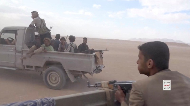 Rekaman yang dirilis Kantor Media Ansar Allah, sayap media kelompok Houthi, pada Selasa (15/9/2026) memperlihatkan pertempuran yang diklaim terjadi antara pejuang Houthi dan pasukan yang didukung Arab Saudi di Provinsi Jawf Timur, Yaman. (via REUTERS/HOUTHI MILITARY MEDIA)