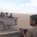 Rekaman yang dirilis Kantor Media Ansar Allah, sayap media kelompok Houthi, pada Selasa (15/9/2026) memperlihatkan pertempuran yang diklaim terjadi antara pejuang Houthi dan pasukan yang didukung Arab Saudi di Provinsi Jawf Timur, Yaman. (via REUTERS