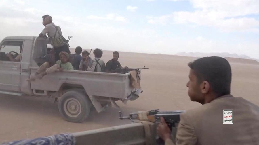 Rekaman yang dirilis Kantor Media Ansar Allah, sayap media kelompok Houthi, pada Selasa (15/9/2026) memperlihatkan pertempuran yang diklaim terjadi antara pejuang Houthi dan pasukan yang didukung Arab Saudi di Provinsi Jawf Timur, Yaman. (via REUTERS