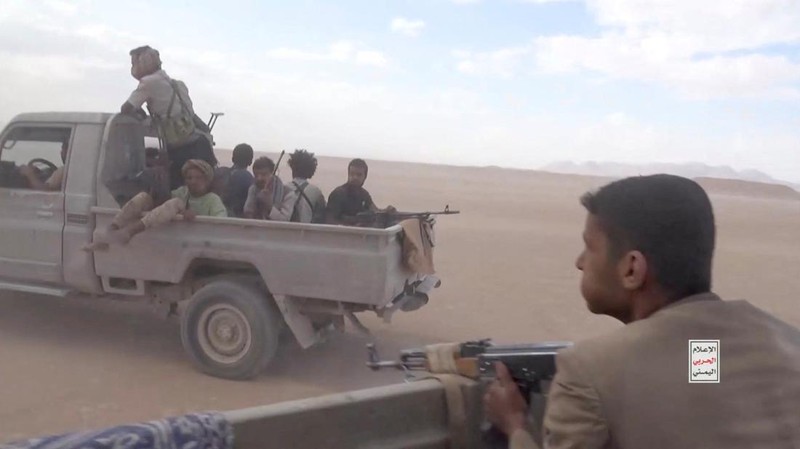 Rekaman yang dirilis Kantor Media Ansar Allah, sayap media kelompok Houthi, pada Selasa (15/9/2026) memperlihatkan pertempuran yang diklaim terjadi antara pejuang Houthi dan pasukan yang didukung Arab Saudi di Provinsi Jawf Timur, Yaman. (via REUTERS