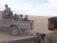Rekaman yang dirilis Kantor Media Ansar Allah, sayap media kelompok Houthi, pada Selasa (15/9/2026) memperlihatkan pertempuran yang diklaim terjadi antara pejuang Houthi dan pasukan yang didukung Arab Saudi di Provinsi Jawf Timur, Yaman. (via REUTERS