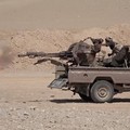 Rekaman yang dirilis Kantor Media Ansar Allah, sayap media kelompok Houthi, pada Selasa (15/9/2026) memperlihatkan pertempuran yang diklaim terjadi antara pejuang Houthi dan pasukan yang didukung Arab Saudi di Provinsi Jawf Timur, Yaman. (via REUTERS
