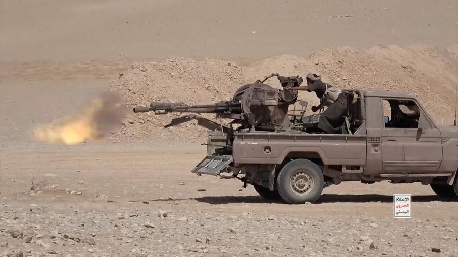 Rekaman yang dirilis Kantor Media Ansar Allah, sayap media kelompok Houthi, pada Selasa (15/9/2026) memperlihatkan pertempuran yang diklaim terjadi antara pejuang Houthi dan pasukan yang didukung Arab Saudi di Provinsi Jawf Timur, Yaman. (via REUTERS