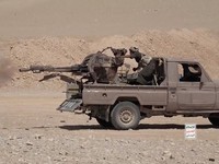 Rekaman yang dirilis Kantor Media Ansar Allah, sayap media kelompok Houthi, pada Selasa (15/9/2026) memperlihatkan pertempuran yang diklaim terjadi antara pejuang Houthi dan pasukan yang didukung Arab Saudi di Provinsi Jawf Timur, Yaman. (via REUTERS