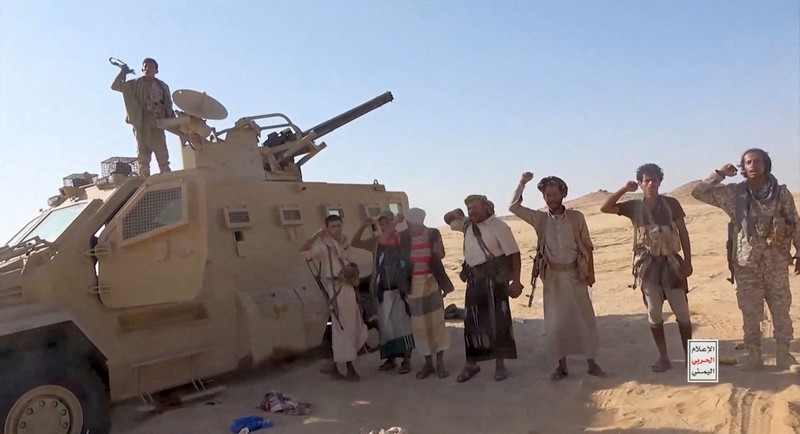 Rekaman yang dirilis Kantor Media Ansar Allah, sayap media kelompok Houthi, pada Selasa (15/9/2026) memperlihatkan pertempuran yang diklaim terjadi antara pejuang Houthi dan pasukan yang didukung Arab Saudi di Provinsi Jawf Timur, Yaman. (via REUTERS/HOUTHI MILITARY MEDIA)