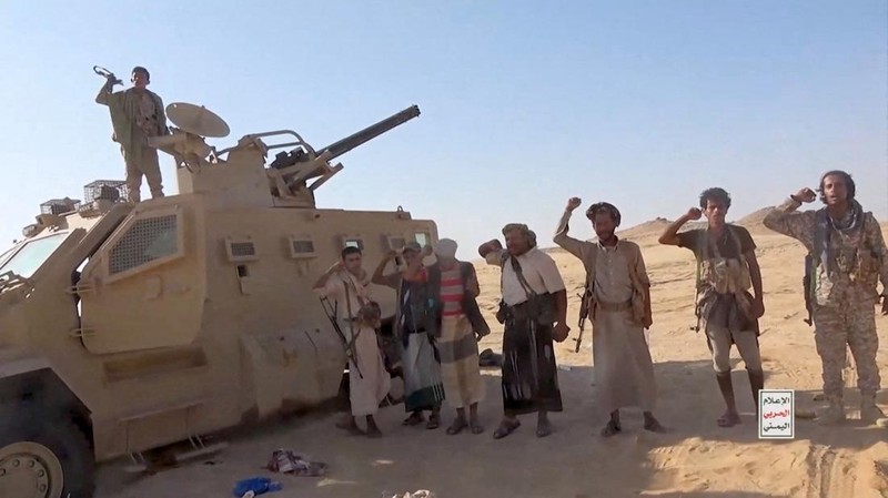 Rekaman yang dirilis Kantor Media Ansar Allah, sayap media kelompok Houthi, pada Selasa (15/9/2026) memperlihatkan pertempuran yang diklaim terjadi antara pejuang Houthi dan pasukan yang didukung Arab Saudi di Provinsi Jawf Timur, Yaman. (via REUTERS