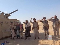 Rekaman yang dirilis Kantor Media Ansar Allah, sayap media kelompok Houthi, pada Selasa (15/9/2026) memperlihatkan pertempuran yang diklaim terjadi antara pejuang Houthi dan pasukan yang didukung Arab Saudi di Provinsi Jawf Timur, Yaman. (via REUTERS