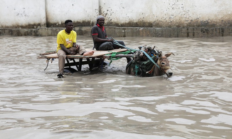 Sebuah mobil melintasi genangan banjir setelah hujan deras di Jalan Km4, Mogadishu, Somalia, pada 16 September 2026. (REUTERS/Feisal Omar)