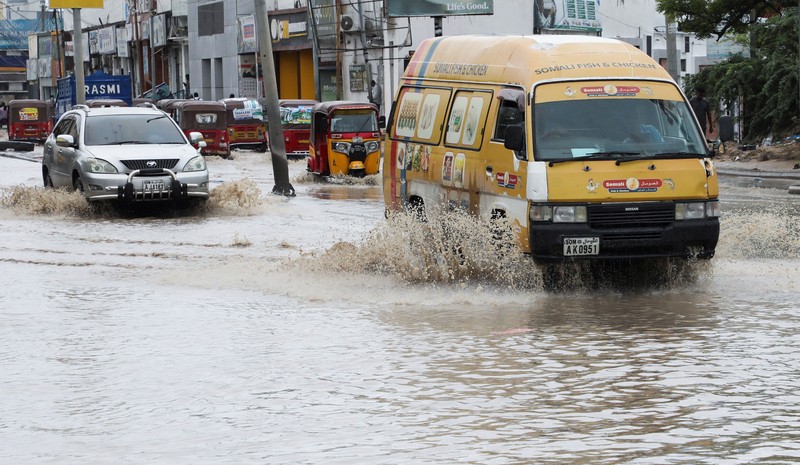 Sebuah mobil melintasi genangan banjir setelah hujan deras di Jalan Km4, Mogadishu, Somalia, pada 16 September 2026. (REUTERS/Feisal Omar)