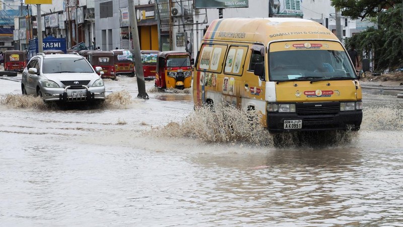 Sebuah mobil melintasi genangan banjir setelah hujan deras di Jalan Km4, Mogadishu, Somalia, pada 16 September 2026. (REUTERS/Feisal Omar)