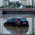Sebuah mobil terendam sebagian di pintu masuk jalan bawah tanah yang tergenang air setelah hujan deras di Torrent, dekat Valencia, Spanyol, pada 17 September 2026. (REUTERS/Eva Manez)
