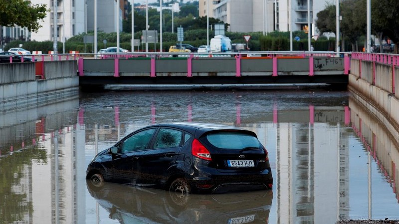 Sebuah mobil terendam sebagian di pintu masuk jalan bawah tanah yang tergenang air setelah hujan deras di Torrent, dekat Valencia, Spanyol, pada 17 September 2026.