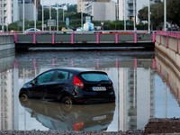 Sebuah mobil terendam sebagian di pintu masuk jalan bawah tanah yang tergenang air setelah hujan deras di Torrent, dekat Valencia, Spanyol, pada 17 September 2026. (REUTERS/Eva Manez)