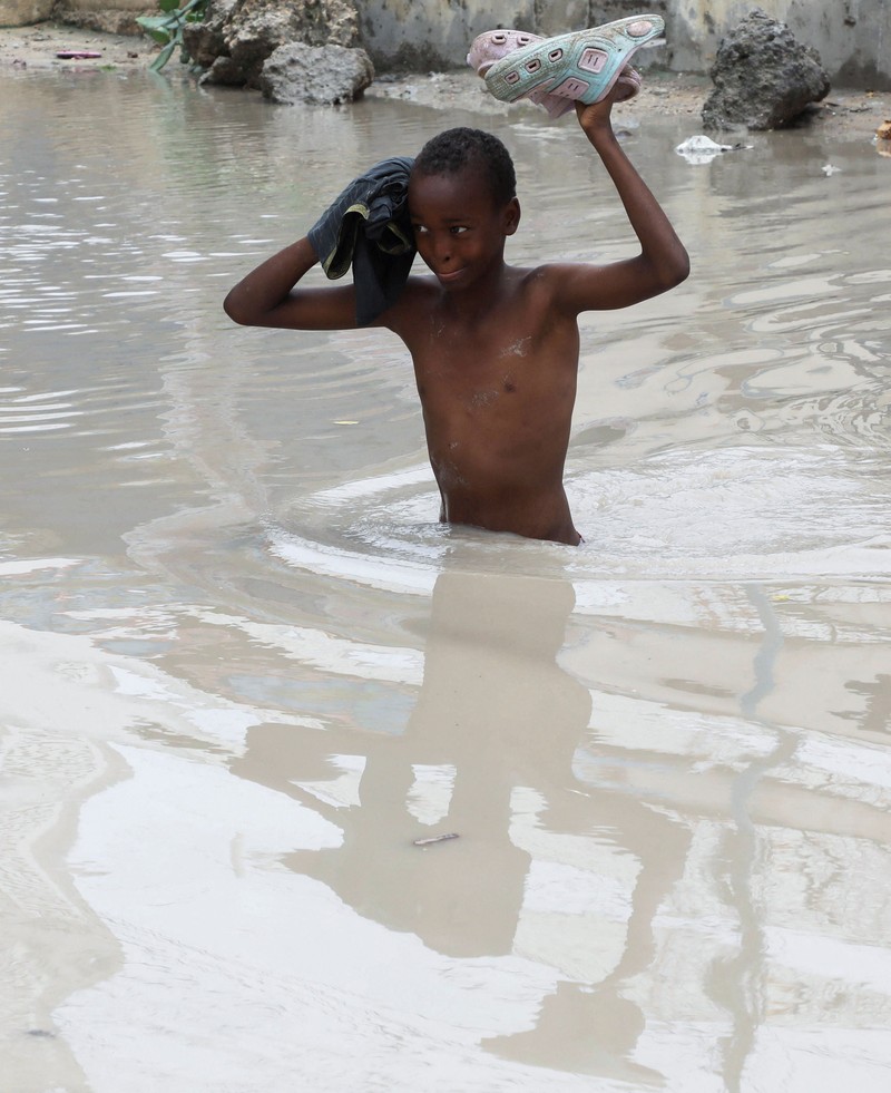 Sebuah mobil melintasi genangan banjir setelah hujan deras di Jalan Km4, Mogadishu, Somalia, pada 16 September 2026. (REUTERS/Feisal Omar)