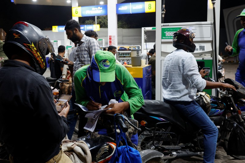 Warga mengantre untuk mengisi bahan bakar sepeda motor mereka di sebuah SPBU menyusul peluncuran skema bantuan bahan bakar&mdash;yang memberikan subsidi bahan bakar bagi sepeda motor, becak motor, dan kendaraan bermesin hingga 800cc yang memenuhi syarat&mdash;di Karachi, Pakistan, pada 17 September 2026. (REUTERS/Akhtar Soomro)