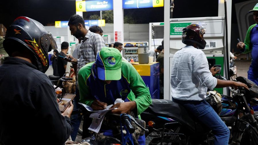 Seorang petugas mencatat nomor ponsel pelanggan sebelum mengisi bahan bakar kendaraannya di sebuah SPBU menyusul peluncuran skema bantuan bahan bakar—yang memberikan subsidi bahan bakar bagi sepeda motor, becak motor, dan kendaraan bermesin hingga 800cc yang memenuhi syarat—di Karachi, Pakistan, pada 17 September 2026.