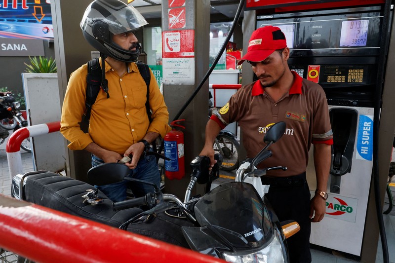 Warga mengantre untuk mengisi bahan bakar sepeda motor mereka di sebuah SPBU menyusul peluncuran skema bantuan bahan bakar&mdash;yang memberikan subsidi bahan bakar bagi sepeda motor, becak motor, dan kendaraan bermesin hingga 800cc yang memenuhi syarat&mdash;di Karachi, Pakistan, pada 17 September 2026. (REUTERS/Akhtar Soomro)