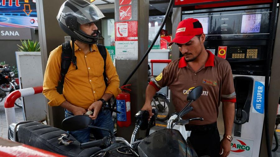 Seorang pria memperhatikan angka volume dalam liter dan nilai harga dalam rupee yang tertera pada mesin pompa saat mengisi bahan bakar kendaraannya di sebuah SPBU di Karachi, Pakistan, pada 16 September 2026. Kenaikan harga bahan bakar ini terjadi di tengah konflik AS-Iran serta menjelang peluncuran program pemerintah secara nasional yang menawarkan subsidi sebesar 100 rupee per liter bagi sepeda motor, becak motor (rickshaw), dan kendaraan berkapasitas mesin hingga 800cc yang memenuhi syarat.