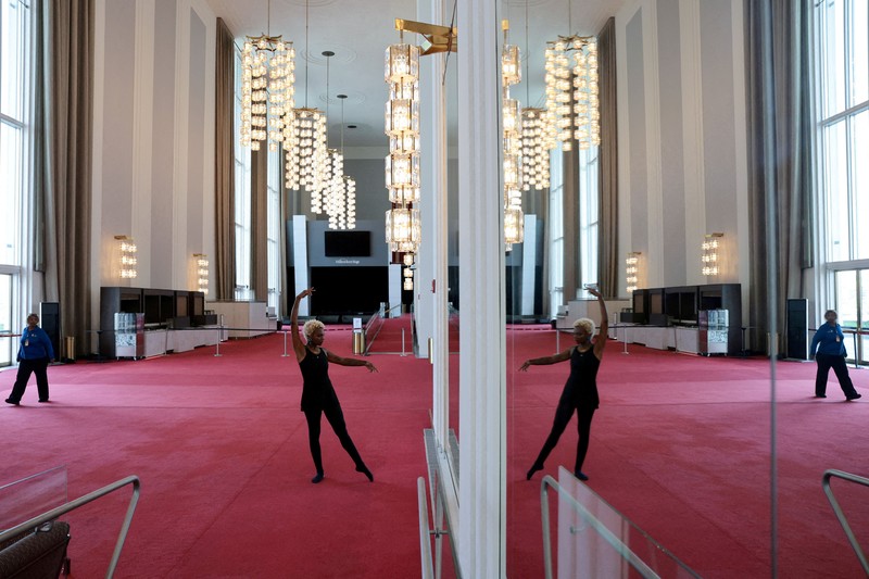 Suasana John F. Kennedy Memorial Center for the Performing Arts, sehari setelah dewan Kennedy Center memutuskan untuk menutup pusat seni tersebut guna perbaikan, di Washington, D.C., AS, Rabu (16/9/2026). (REUTERS/Aaron Schwartz)