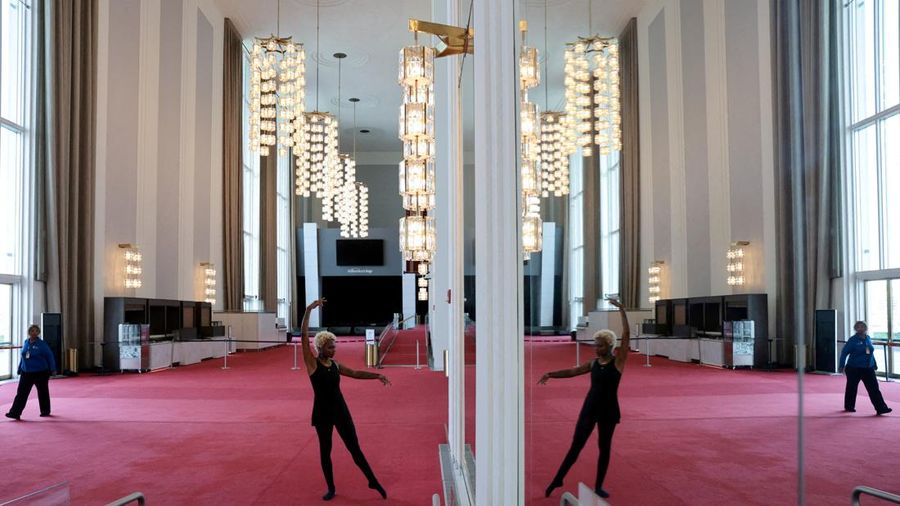 Suasana John F. Kennedy Memorial Center for the Performing Arts, sehari setelah dewan Kennedy Center memutuskan untuk menutup pusat seni tersebut guna perbaikan, di Washington, D.C., AS, Rabu (16/9/2026). (REUTERS/Aaron Schwartz)