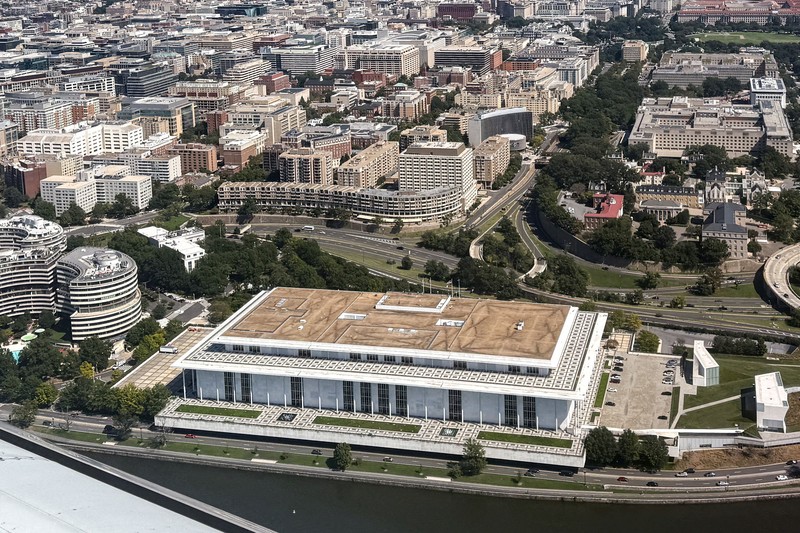 Suasana John F. Kennedy Memorial Center for the Performing Arts, sehari setelah dewan Kennedy Center memutuskan untuk menutup pusat seni tersebut guna perbaikan, di Washington, D.C., AS, Rabu (16/9/2026). (REUTERS/Aaron Schwartz)