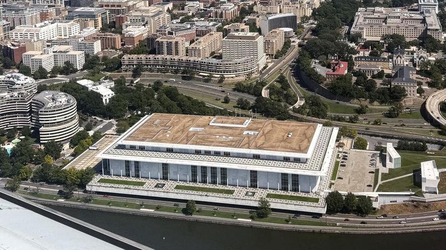 Suasana John F. Kennedy Memorial Center for the Performing Arts, sehari setelah dewan Kennedy Center memutuskan untuk menutup pusat seni tersebut guna perbaikan, di Washington, D.C., AS, Rabu (16/9/2026). (REUTERS/Aaron Schwartz)