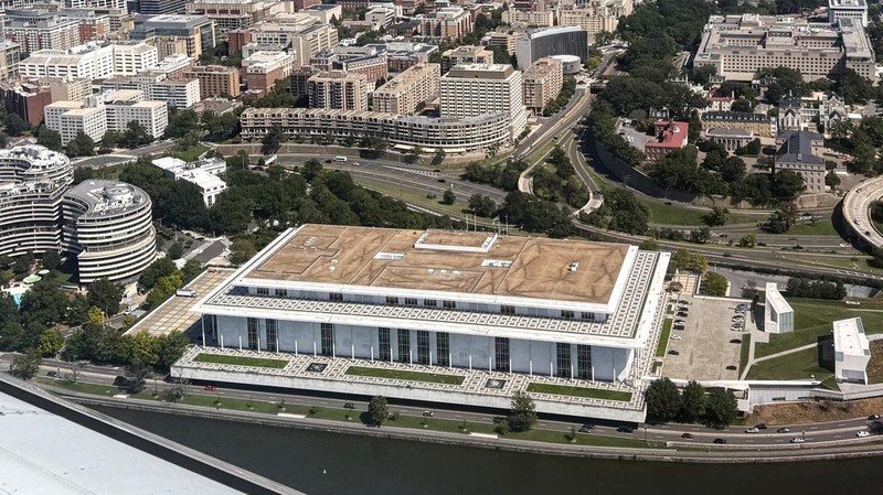 Suasana John F. Kennedy Memorial Center for the Performing Arts, sehari setelah dewan Kennedy Center memutuskan untuk menutup pusat seni tersebut guna perbaikan, di Washington, D.C., AS, Rabu (16/9/2026). (REUTERS/Aaron Schwartz)
