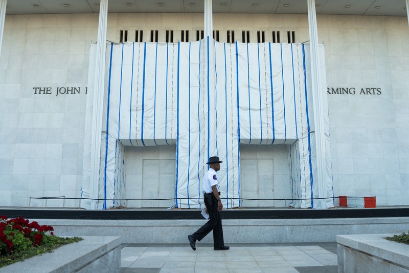 Suasana John F. Kennedy Memorial Center for the Performing Arts, sehari setelah dewan Kennedy Center memutuskan untuk menutup pusat seni tersebut guna perbaikan, di Washington, D.C., AS, Rabu (16/9/2026). (REUTERS/Aaron Schwartz)
