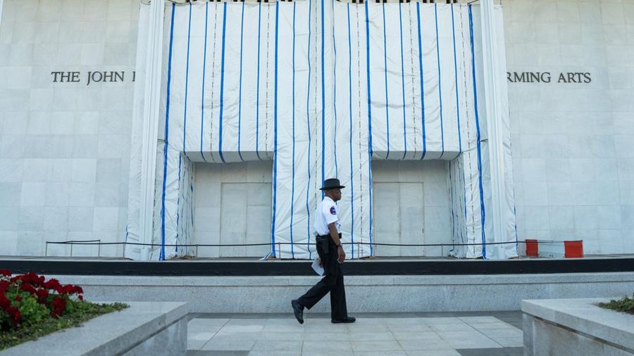 Suasana John F. Kennedy Memorial Center for the Performing Arts, sehari setelah dewan Kennedy Center memutuskan untuk menutup pusat seni tersebut guna perbaikan, di Washington, D.C., AS, Rabu (16/9/2026). (REUTERS/Aaron Schwartz)