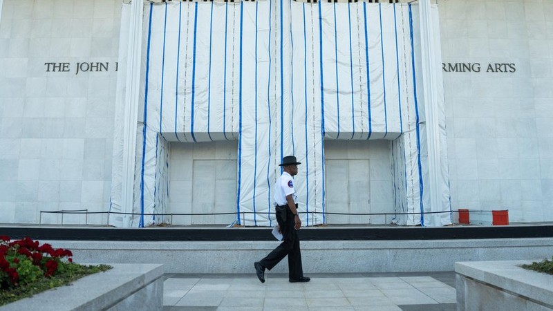 Suasana John F. Kennedy Memorial Center for the Performing Arts, sehari setelah dewan Kennedy Center memutuskan untuk menutup pusat seni tersebut guna perbaikan, di Washington, D.C., AS, Rabu (16/9/2026). (REUTERS/Aaron Schwartz)