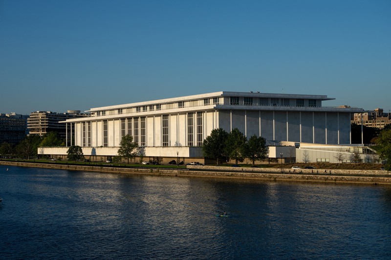 Suasana John F. Kennedy Memorial Center for the Performing Arts, sehari setelah dewan Kennedy Center memutuskan untuk menutup pusat seni tersebut guna perbaikan, di Washington, D.C., AS, Rabu (16/9/2026). (REUTERS/Aaron Schwartz)
