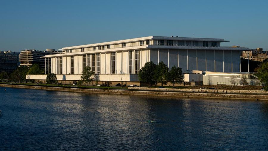 Suasana John F. Kennedy Memorial Center for the Performing Arts, sehari setelah dewan Kennedy Center memutuskan untuk menutup pusat seni tersebut guna perbaikan, di Washington, D.C., AS, Rabu (16/9/2026). (REUTERS/Aaron Schwartz)