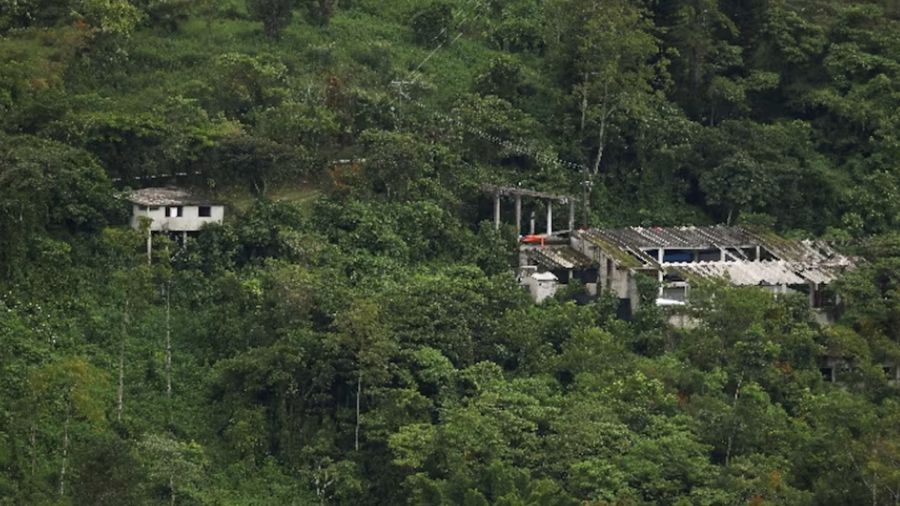Terletak di tengah pegunungan hijau nan rimbun di Meksiko Tengah, di tepi jalan berkerikil yang jarang dilalui kendaraan, hanya sedikit orang yang memiliki alasan untuk berada cukup dekat hingga bisa mendengar suara dengungan mesin yang keras dari se