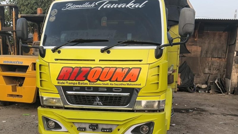 Truk ekspedisi bantuan IPB University Peduli dan ARM HA-IPB tiba di Labuan Bajo, Nusa Tenggara Timur (NTT), Rabu (16/9/2026). (Dok. ARM HA-IPB)