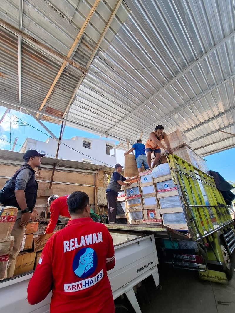 Truk ekspedisi bantuan IPB University Peduli dan ARM HA-IPB tiba di Labuan Bajo, Nusa Tenggara Timur (NTT), Rabu (16/9/2026). (Dok. ARM HA-IPB)