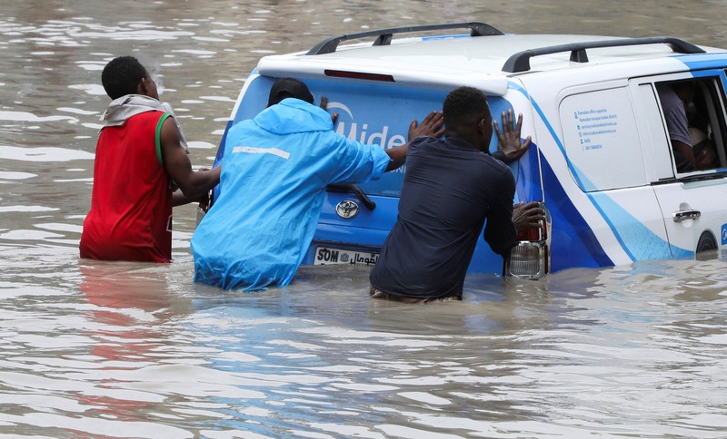 Sebuah mobil melintasi genangan banjir setelah hujan deras di Jalan Km4, Mogadishu, Somalia, pada 16 September 2026. (REUTERS/Feisal Omar)