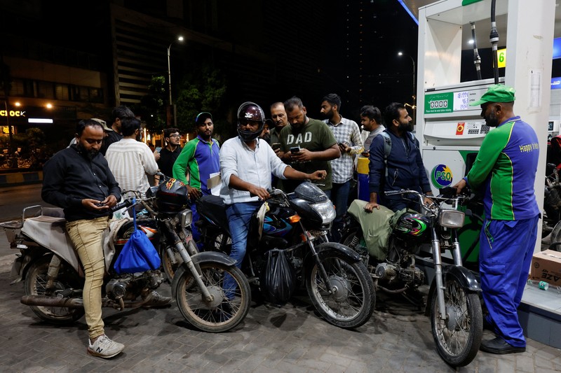 Warga mengantre untuk mengisi bahan bakar sepeda motor mereka di sebuah SPBU menyusul peluncuran skema bantuan bahan bakar&mdash;yang memberikan subsidi bahan bakar bagi sepeda motor, becak motor, dan kendaraan bermesin hingga 800cc yang memenuhi syarat&mdash;di Karachi, Pakistan, pada 17 September 2026. (REUTERS/Akhtar Soomro)
