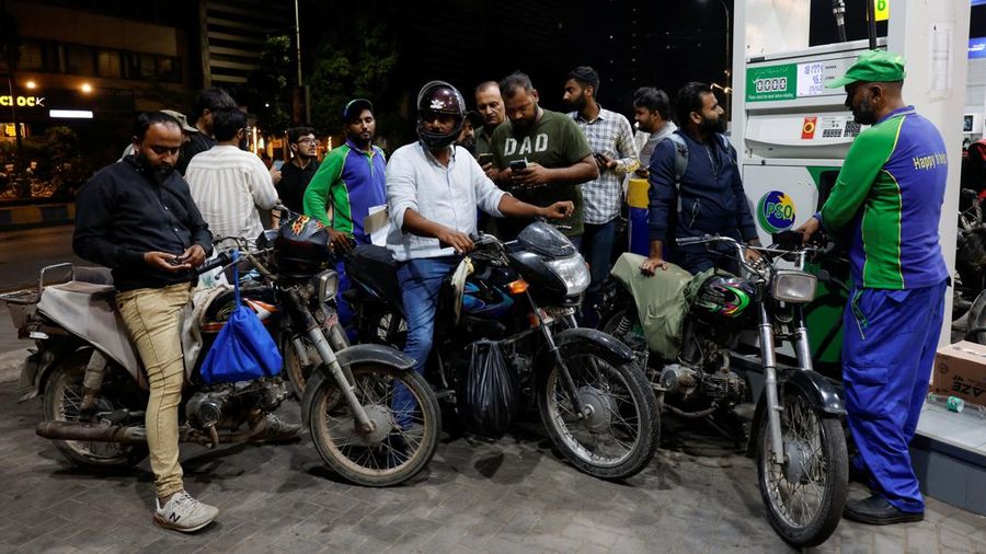 Warga mengantre untuk mengisi bahan bakar sepeda motor mereka di sebuah SPBU menyusul peluncuran skema bantuan bahan bakaryang memberikan subsidi bahan bakar bagi sepeda motor, becak motor, dan kendaraan bermesin hingga 800cc yang memenuhi syaratdi K