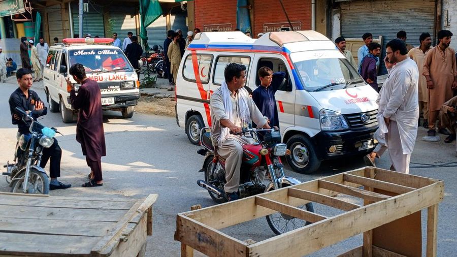 Ambulans dan warga berkumpul di jalan menuju fasilitas kepolisian setelah serangan bunuh diri di Kohat, Pakistan, pada 18 September 2026.