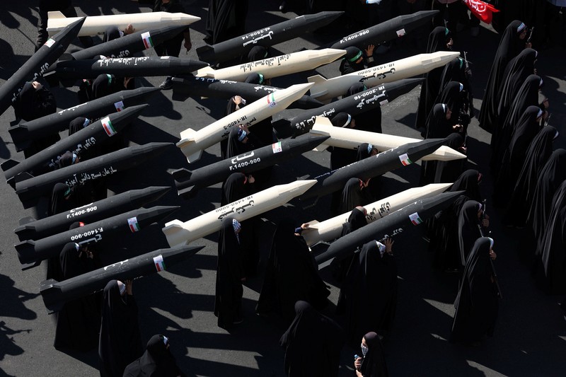 Anggota perempuan pasukan milisi Iran (Basij) mengikuti pawai militer di Teheran, Iran, pada 18 September 2026. (Majid Asgaripour/WANA (West Asia News Agency) via REUTERS)