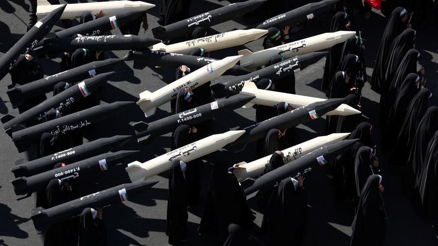 Anggota perempuan pasukan milisi Iran (Basij) membawa replika rudal saat pawai militer di Teheran, Iran, pada 18 September 2026.