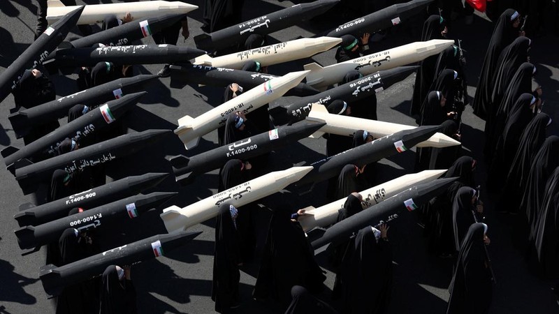 Anggota perempuan pasukan milisi Iran (Basij) membawa replika rudal saat pawai militer di Teheran, Iran, pada 18 September 2026.
