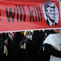 Anggota perempuan pasukan milisi Iran (Basij) membawa spanduk yang menentang Presiden AS Donald Trump saat pawai militer di Teheran, Iran, pada 18 September 2026. (Majid Asgaripour/WANA (West Asia News Agency) via REUTERS)