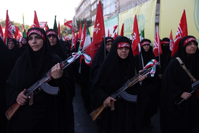 Anggota perempuan pasukan milisi Iran (Basij) mengikuti pawai militer di Teheran, Iran, pada 18 September 2026. (Majid Asgaripour/WANA (West Asia News Agency) via REUTERS)
