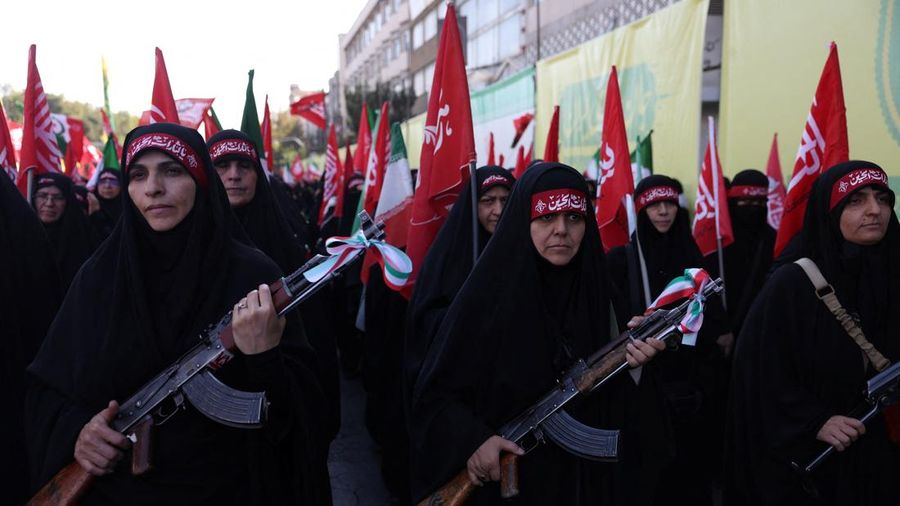 Anggota perempuan pasukan milisi Iran (Basij) mengikuti pawai militer di Teheran, Iran, pada 18 September 2026. (Majid Asgaripour/WANA (West Asia News Agency) via REUTERS)