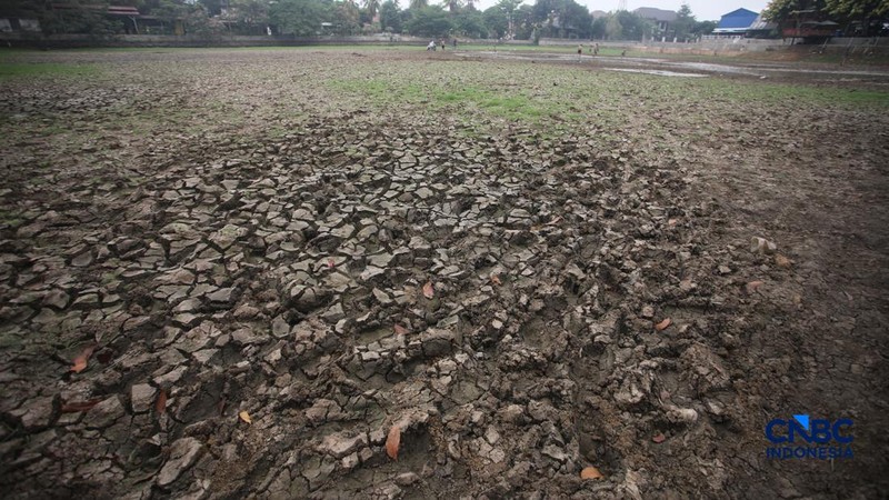 Danau Cinere, Depok, Jawa Barat, tampak kering pada pantauan hari Jumat (18/9/2026).