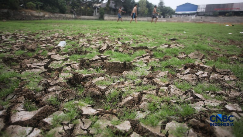 Danau Cinere, Depok, Jawa Barat, tampak kering pada pantauan hari Jumat (18/9/2026). (CNBC Indonesia/Faisal Rahman)