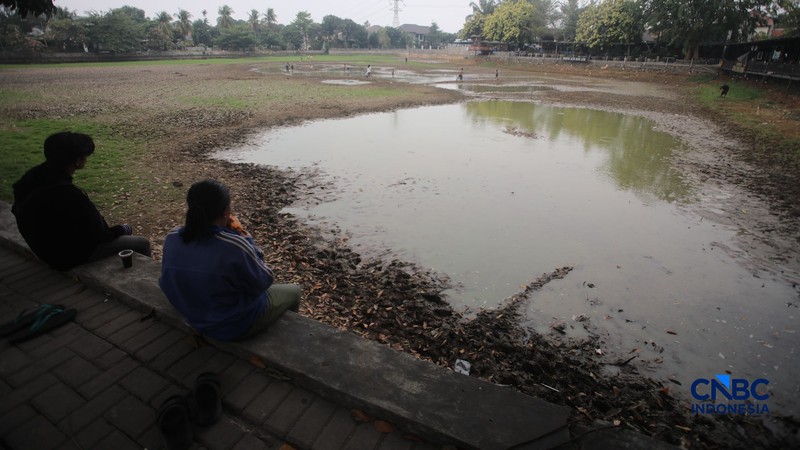 Danau Cinere, Depok, Jawa Barat, tampak kering pada pantauan hari Jumat (18/9/2026). (CNBC Indonesia/Faisal Rahman)