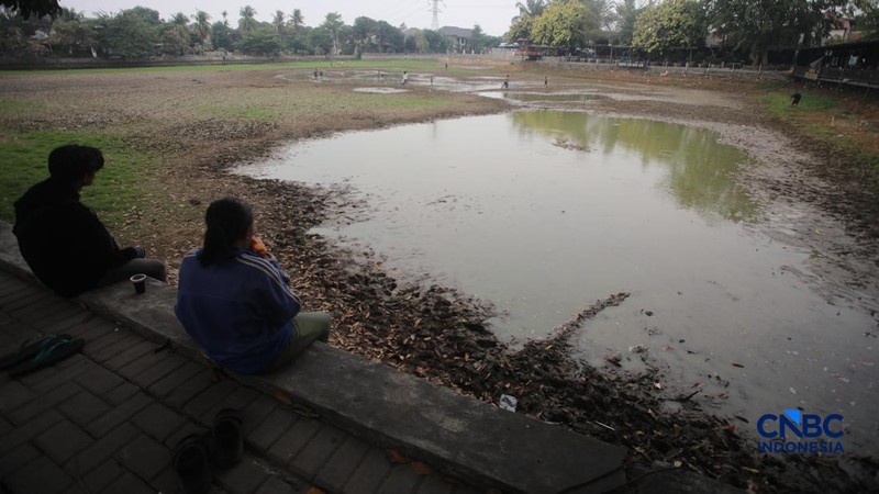 Danau Cinere, Depok, Jawa Barat, tampak kering pada pantauan hari Jumat (18/9/2026).