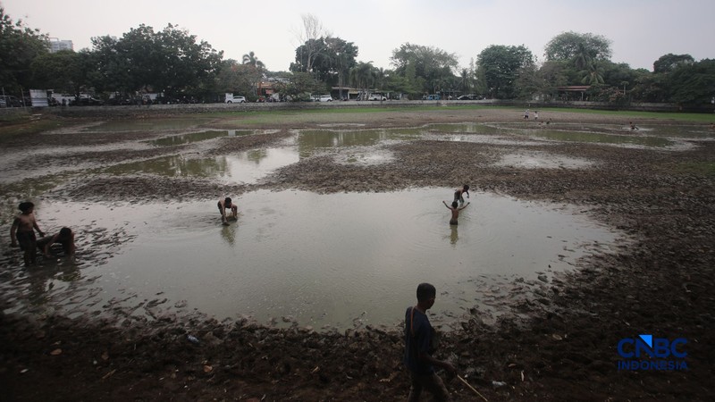 Danau Cinere, Depok, Jawa Barat, tampak kering pada pantauan hari Jumat (18/9/2026). (CNBC Indonesia/Faisal Rahman)